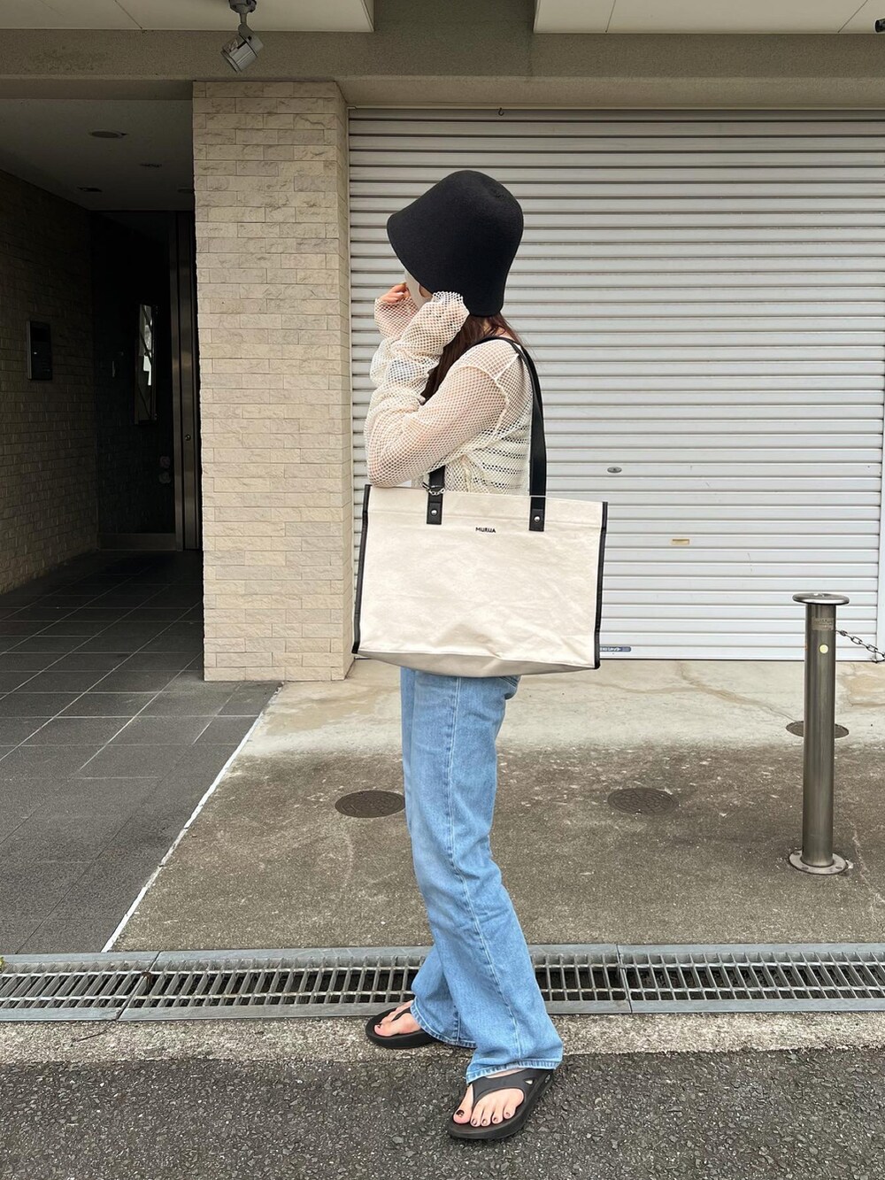 ホワイト系のトートバッグ、ホワイト系のTシャツ/カットソー、ホワイト系のTシャツ/カットソーを着用したレディースの夏コーディネートの3枚目の写真