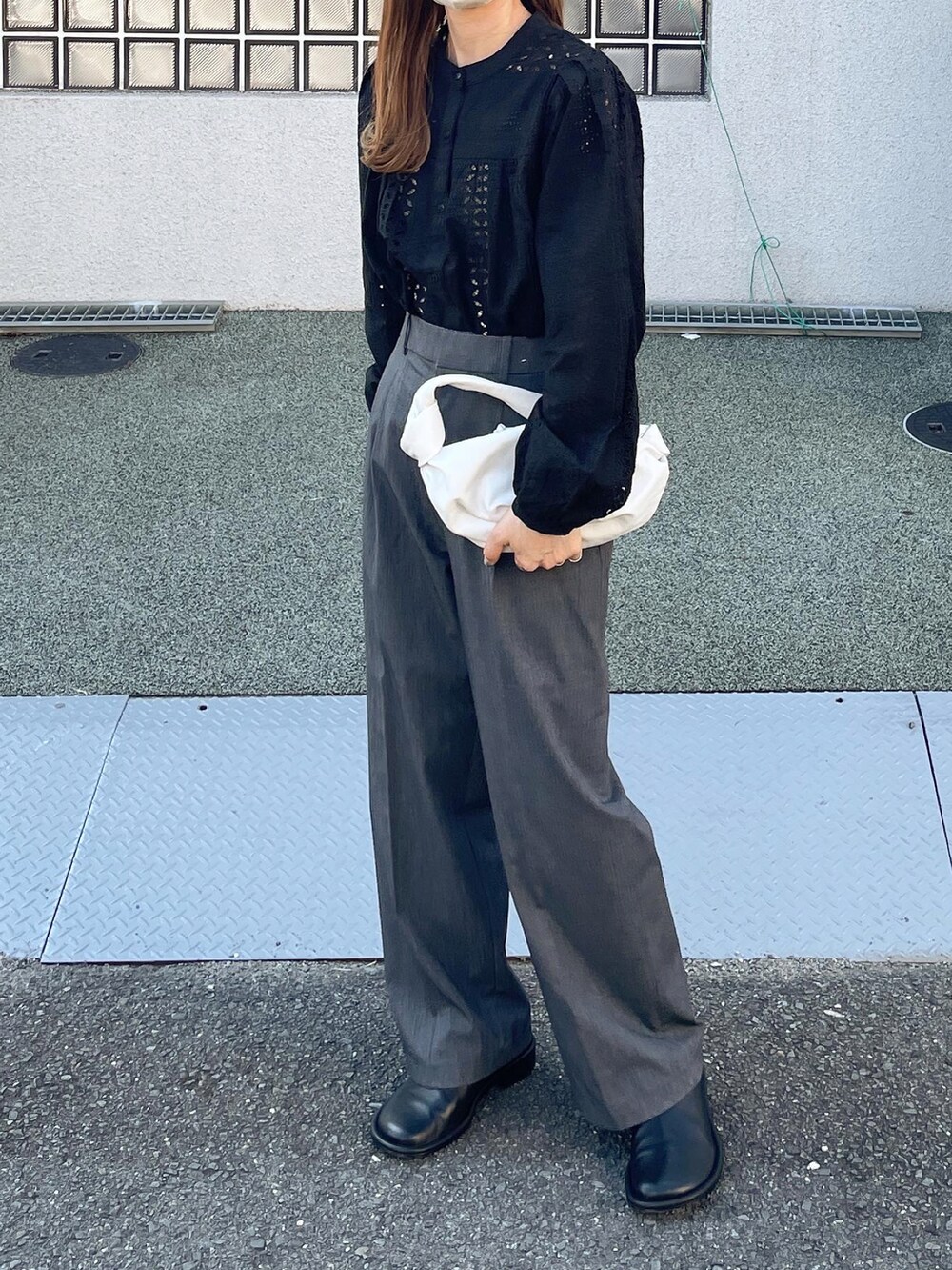 「パンツスタイル、休日スタイル、休日コーデ、オトナカワイイ、ブラウス、ブラック、レースブラウス、ワイドパンツ、モノトーンコーデ、シンプルスタイル、メガネ女子、PR」｜「URBAN RESEARCH Sonny Labelのバンドカラーコットンレーススリーブシャツ（シャツ/ブラウス、ブラック系）」を使った、maamin♡さん（レディース・156cm）の秋コーディネートの3枚目の写真