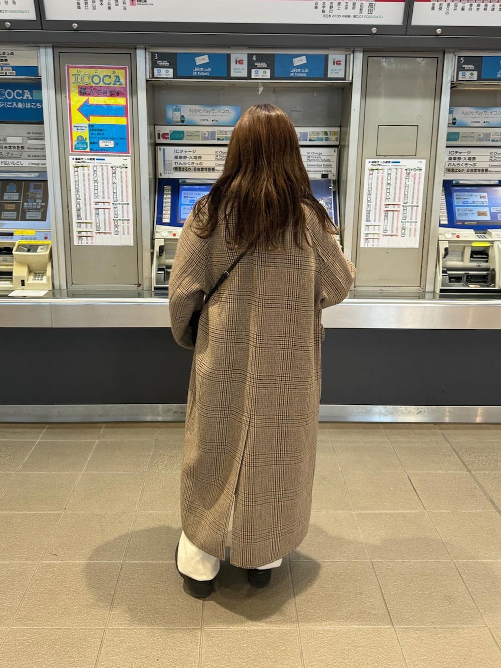 ベージュ系のその他アウター、ホワイト系のその他パンツ、ブラック系のショルダーバッグを着用したレディースの冬コーディネートの4枚目の写真