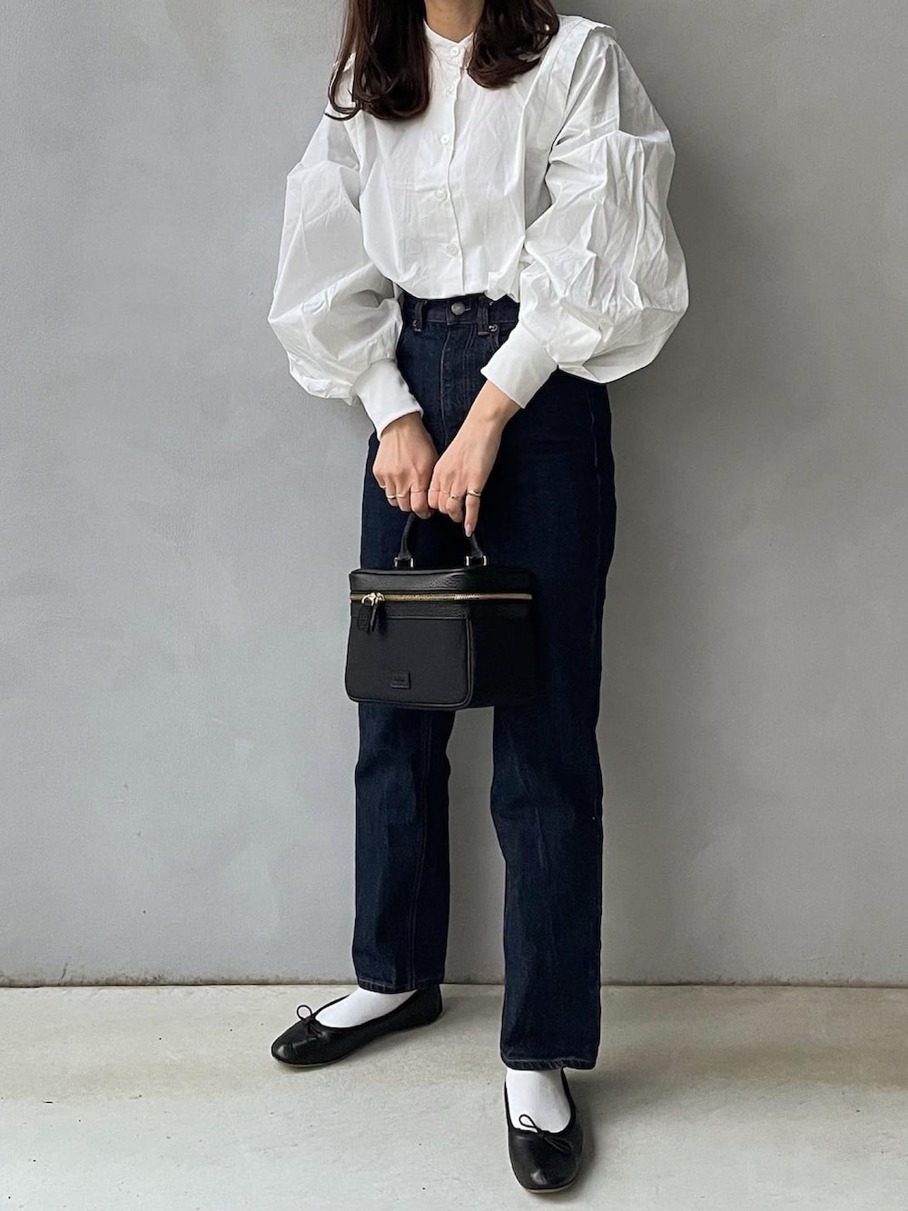ホワイト系のシャツ/ブラウス、ブラック系のハンドバッグを着用したレディースの冬コーディネートの2枚目の写真