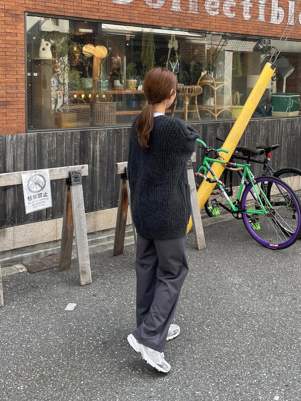 グレー系のカーディガン/ボレロ、グレー系のスラックス、ブラック系のショルダーバッグを着用したレディースの秋コーディネートの5枚目の写真