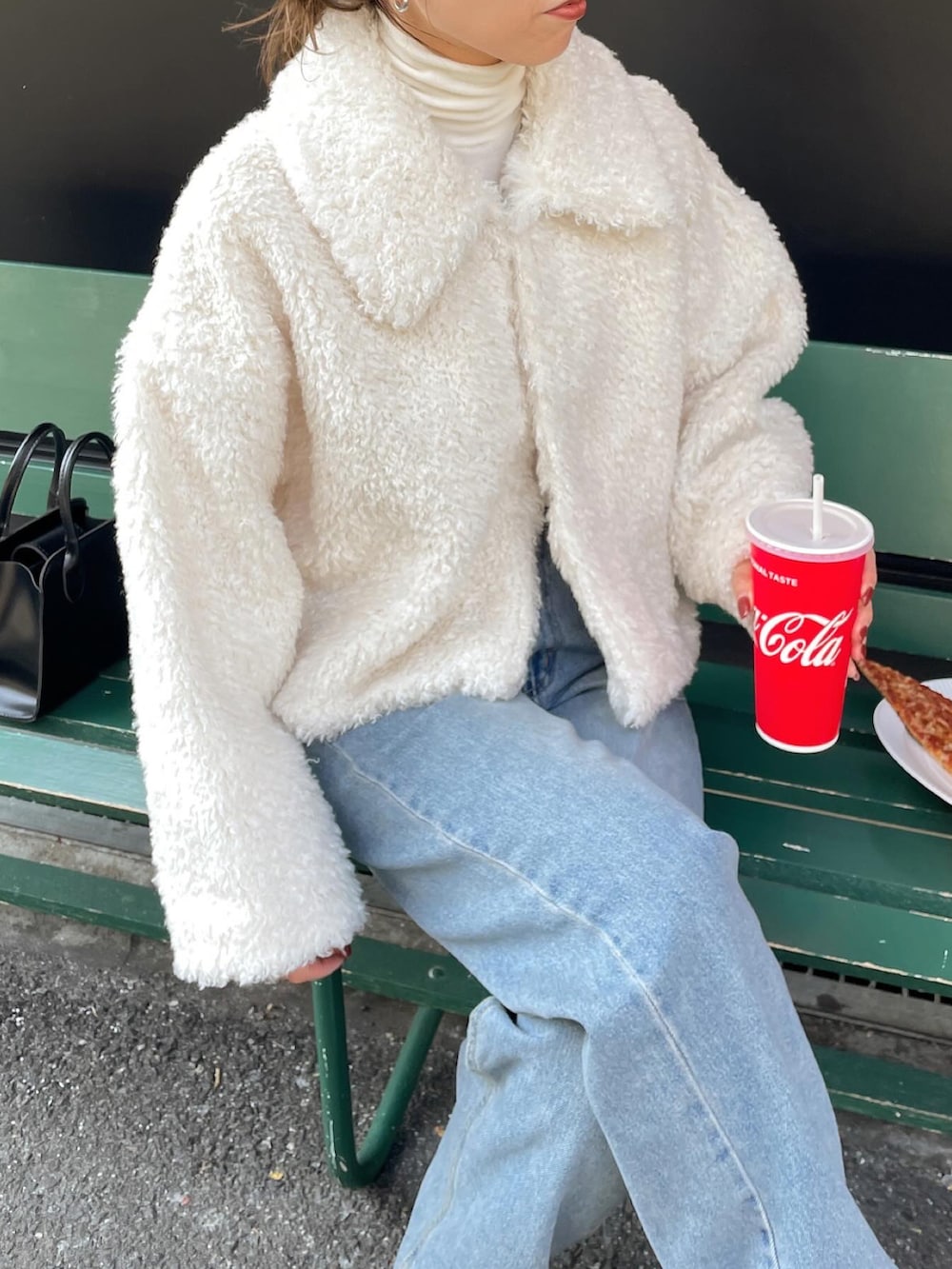 ホワイト系のその他アウター、ブルー系のデニムパンツ、ブラック系のショルダーバッグを着用したレディースの冬コーディネートの2枚目の写真