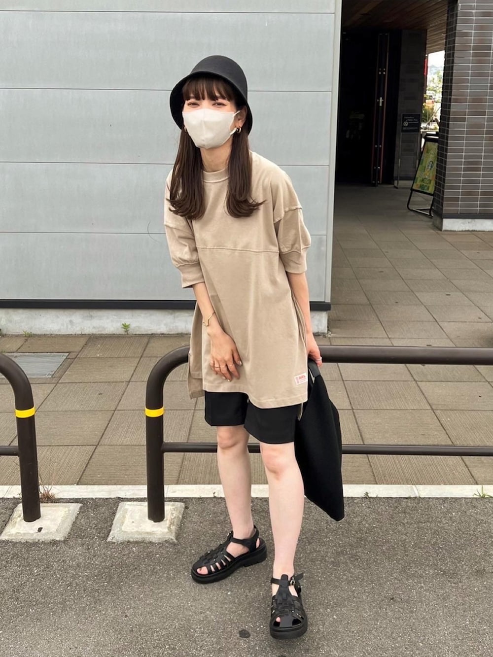 グリーン系のTシャツ/カットソー、ブラック系のその他パンツ、ブラック系のハンドバッグを着用したレディースの夏コーディネートの4枚目の写真