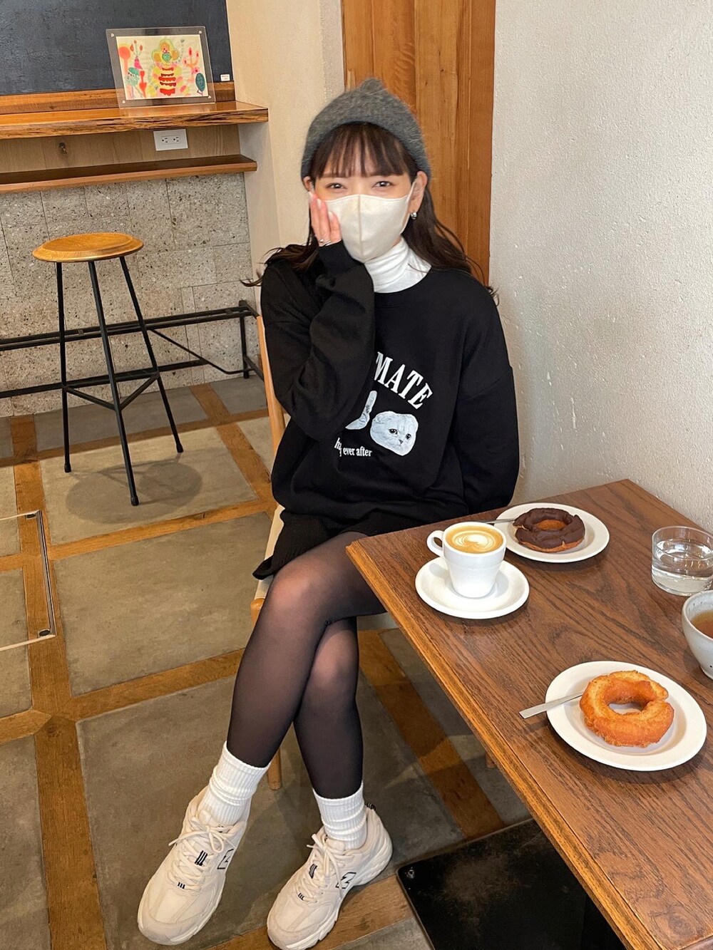 ブラック系のTシャツ/カットソー、ブラック系のその他パンツ、グレー系のハットを着用したレディースの春コーディネートの2枚目の写真