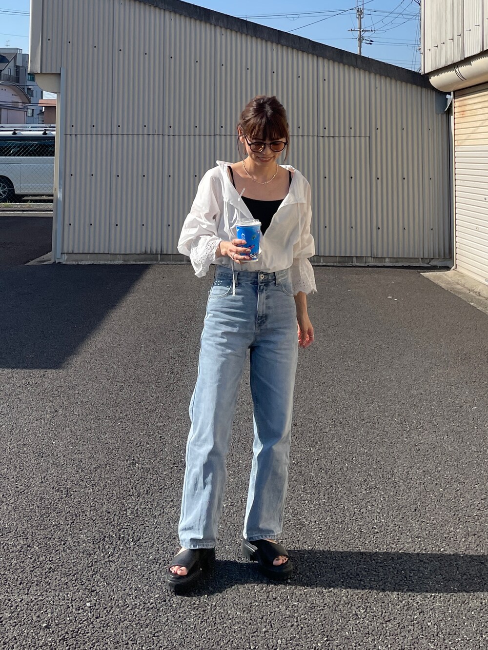 ホワイト系のシャツ/ブラウス、ブルー系のデニムパンツ、シルバー系のネックレスを着用したレディースの春コーディネートの2枚目の写真