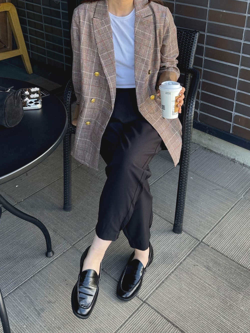 ブラック系のその他パンツ、ブラウン系のテーラードジャケットを着用したレディースの秋コーディネートの3枚目の写真