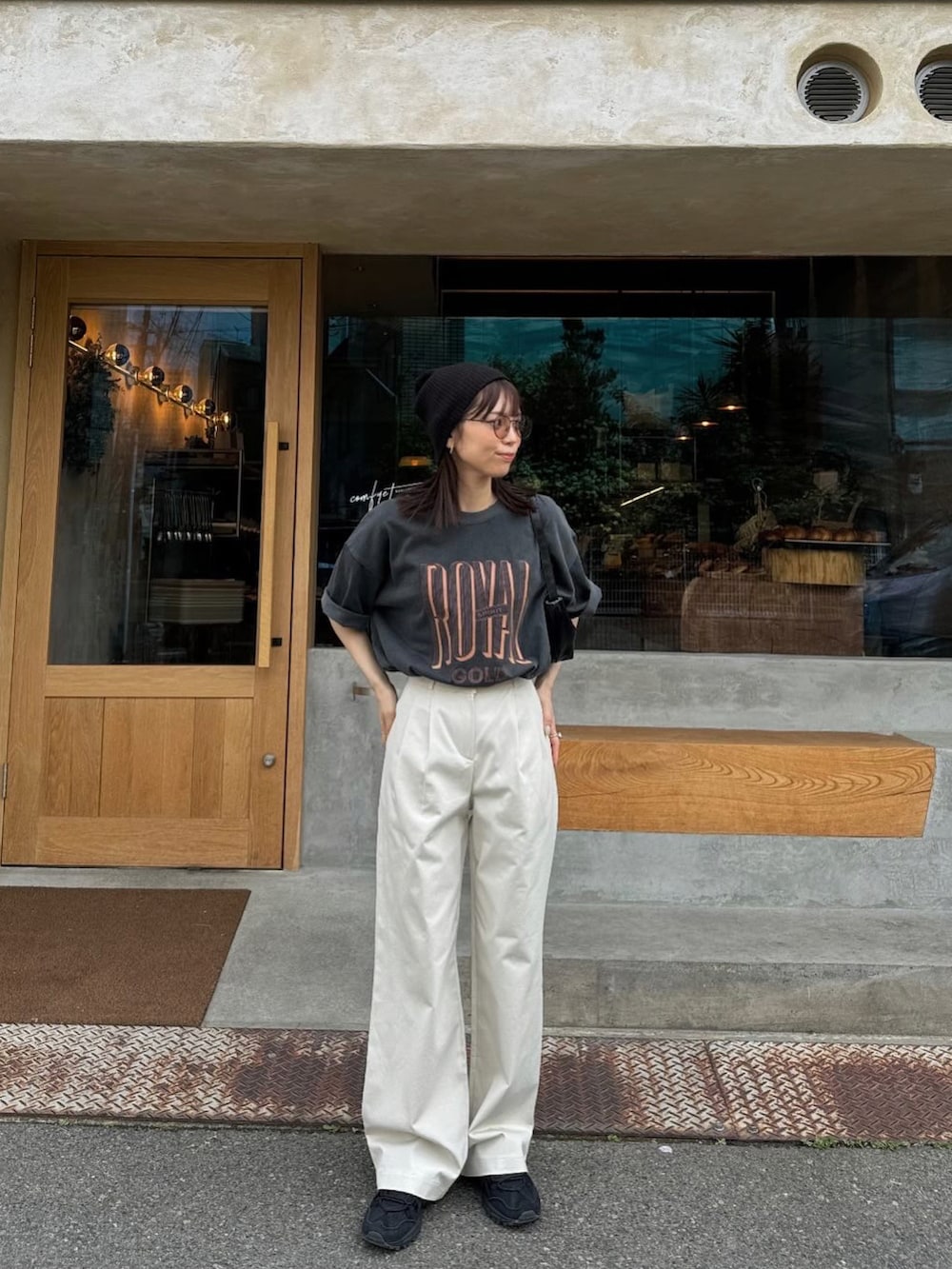 ホワイト系のTシャツ/カットソー、ブラック系のスニーカーを着用したレディースの夏コーディネートの2枚目の写真