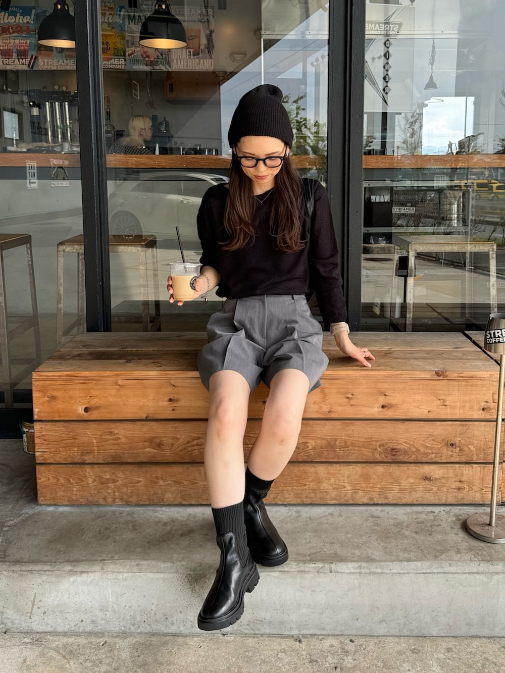 「秋服準備はじめました、大人コーデ、シンプルスタイル、低身長コーデ、秋コーデ、秋先取りコーデ、モノトーン、モノトーンコーデ、厚底ブーツ、大人可愛い」｜「tiptopの【2サイズ展開】アソートショートブーツ（ブーツ、ブラック系）」を使った、maamin♡さん（レディース・156cm）の秋コーディネートの2枚目の写真