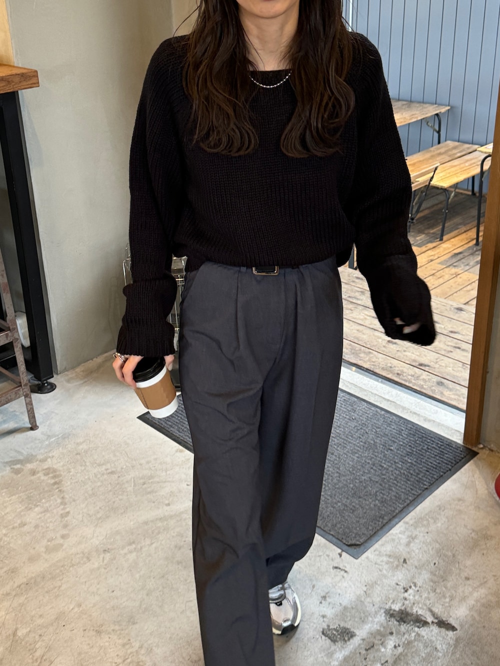 ブラック系のニット/セーター、グレー系のスラックス、ホワイト系のスニーカーを着用したレディースの冬コーディネートの3枚目の写真