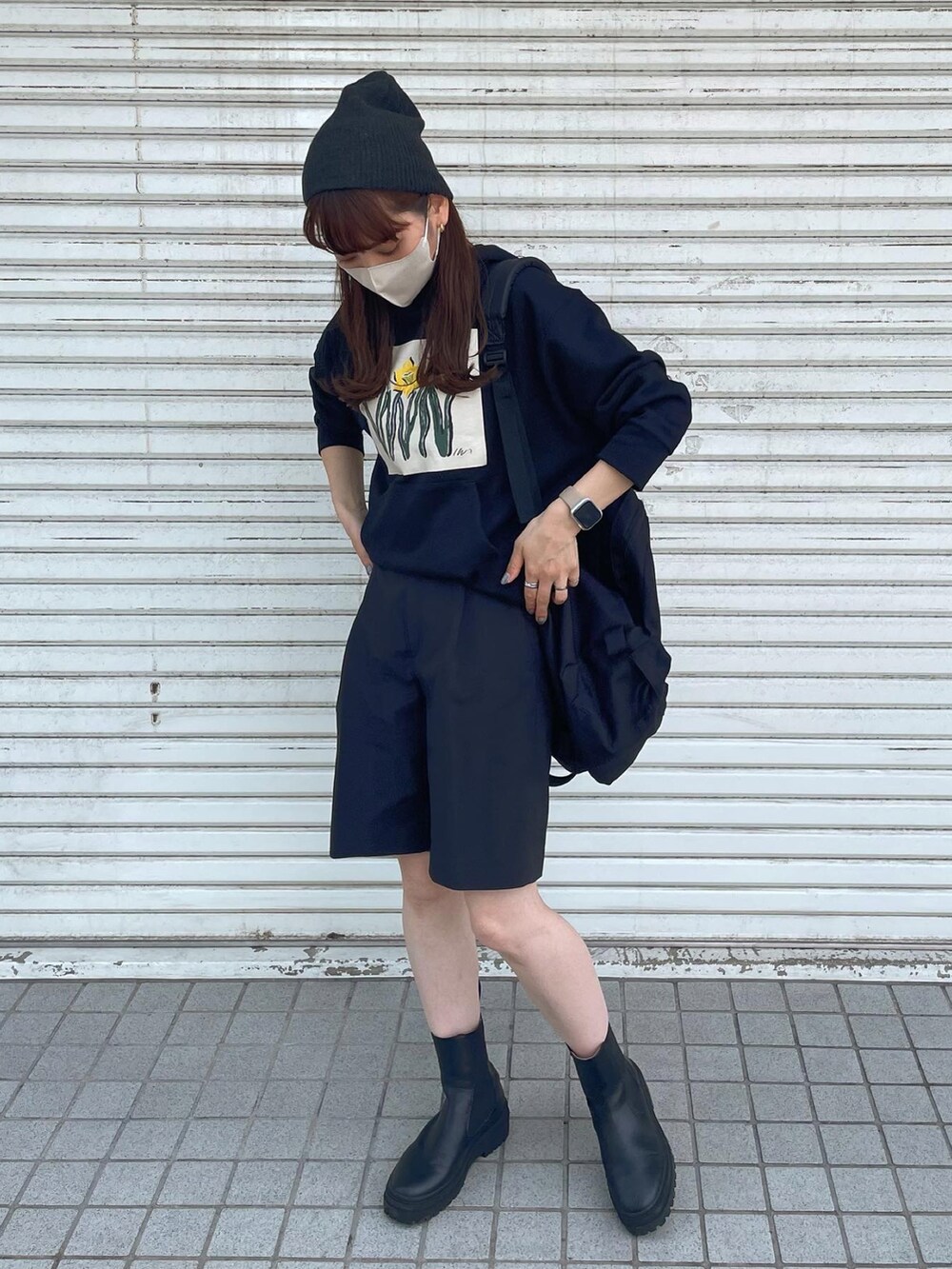 ブラック系のパーカー、ブラック系のブーツを着用したレディースの夏コーディネートの4枚目の写真