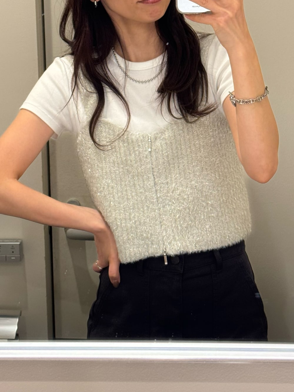 ホワイト系のベストを着用したレディースの秋コーディネートの3枚目の写真