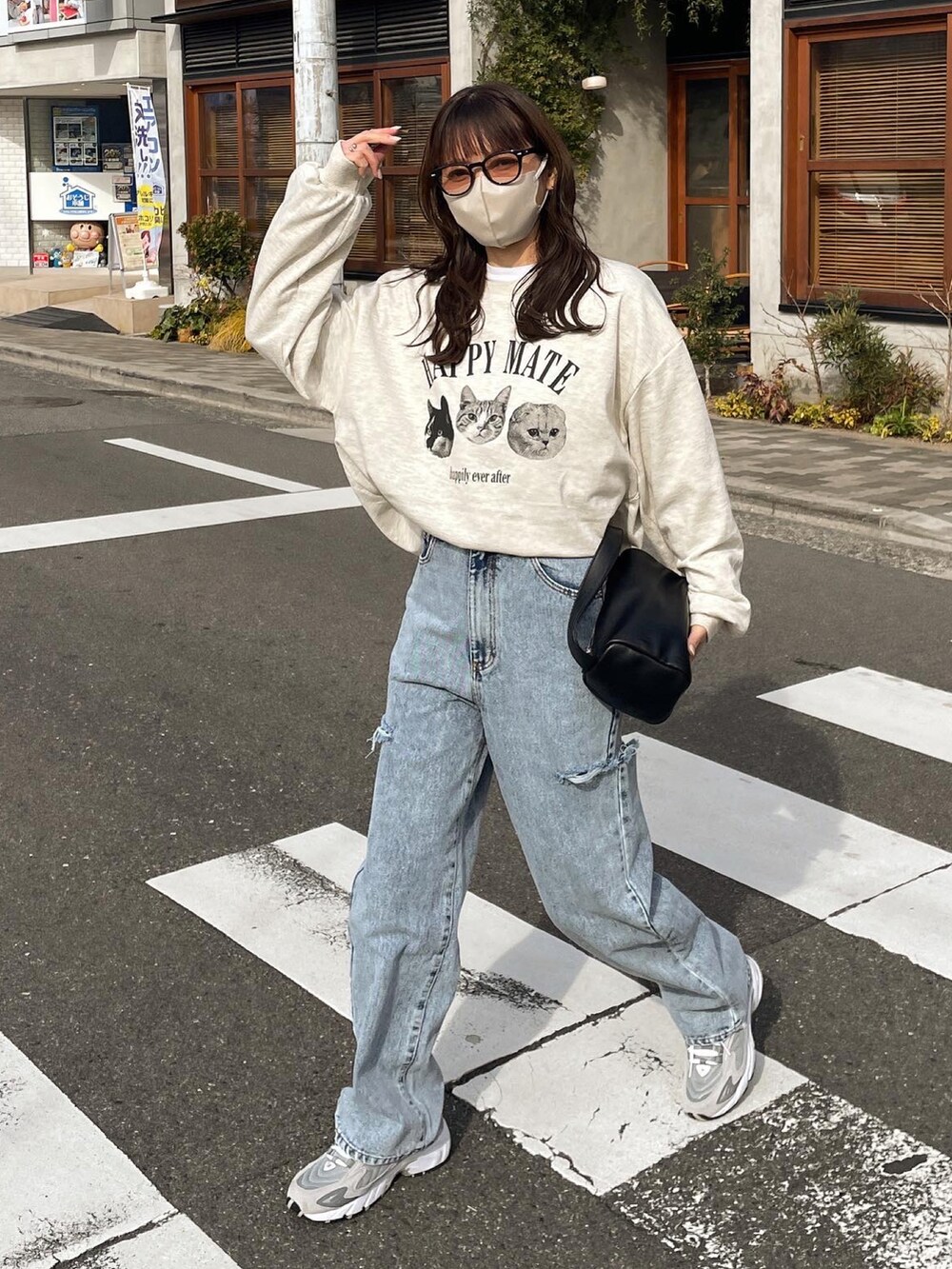 ホワイト系のTシャツ/カットソー、ブラック系のデニムパンツ、ブラウン系のサングラスを着用したレディースの春コーディネートの2枚目の写真