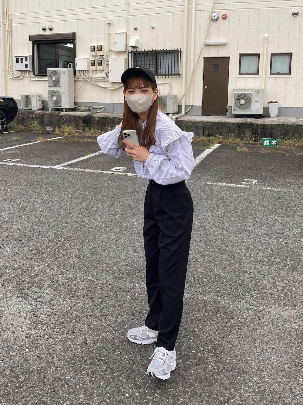 ブルー系のトップス、ブラック系のその他パンツ、ブラック系のキャップを着用したレディースの秋コーディネートの3枚目の写真