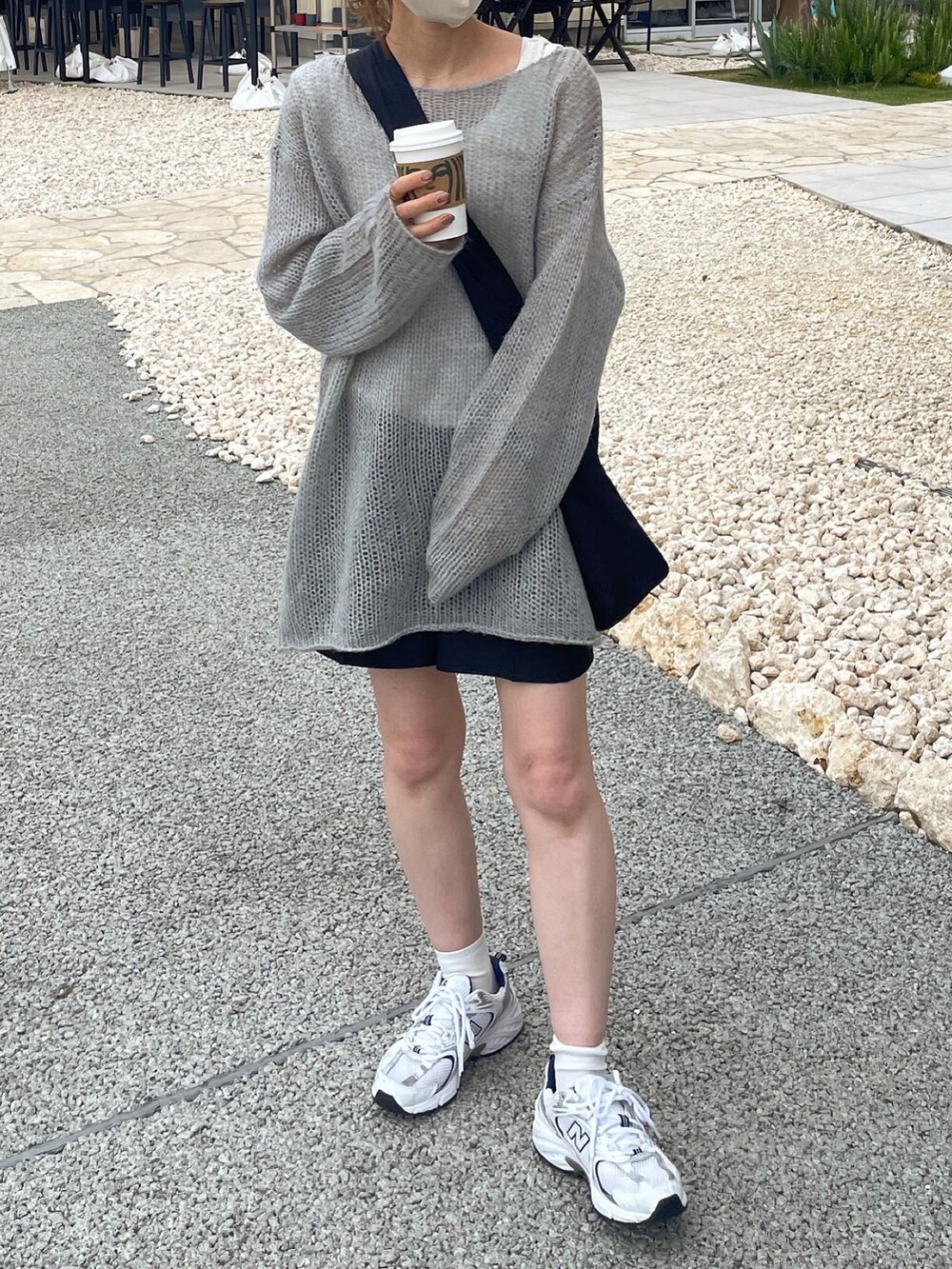 グレー系のニット/セーター、ブラック系のその他パンツ、ブラック系のショルダーバッグを着用したレディースの秋コーディネートの3枚目の写真