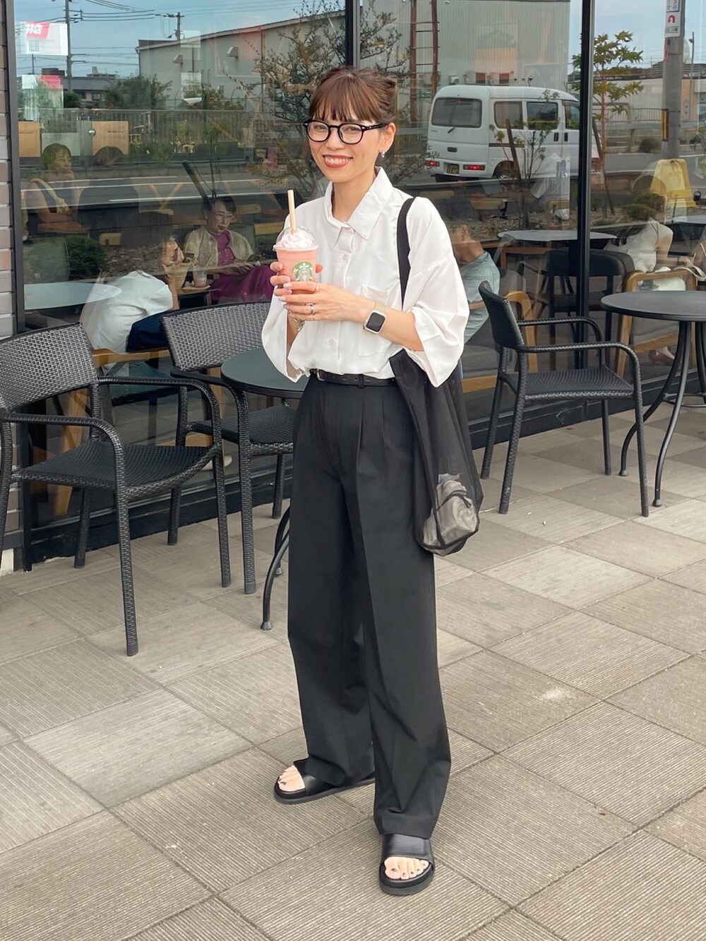 ホワイト系のシャツ/ブラウス、ブラック系のサンダル、ブラック系のトートバッグを着用したレディースの夏コーディネートの2枚目の写真