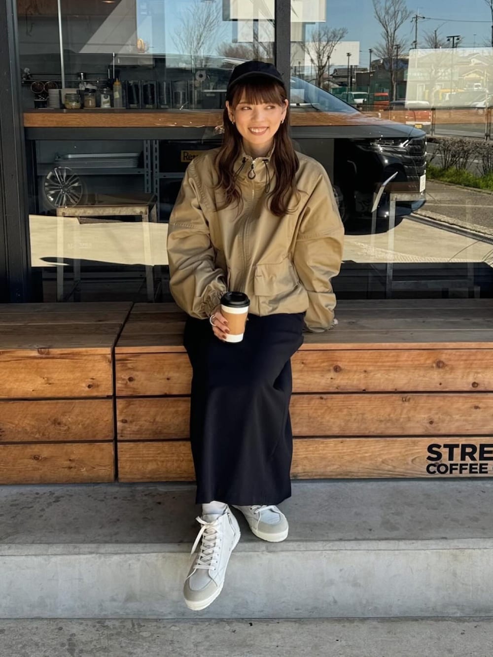 「春のNewスタイル、大人カジュアル、スニーカー、スニーカーコーデ、ハイカットスニーカー、ナイロンジャケット、春アウター、春服コーデ、お出かけコーデ、低身長コーデ、キャップ、シンプル、スニーカー女子」｜「TODAYFULのスタンドカラージップブルゾン（ブルゾン、グリーン系）」を使った、maamin♡さん（レディース・156cm）の春コーディネートの3枚目の写真