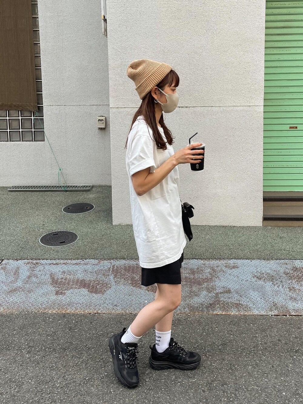 ブラック系のスニーカー、ブラック系のスマホケース/カバーを着用したレディースの夏コーディネートの3枚目の写真