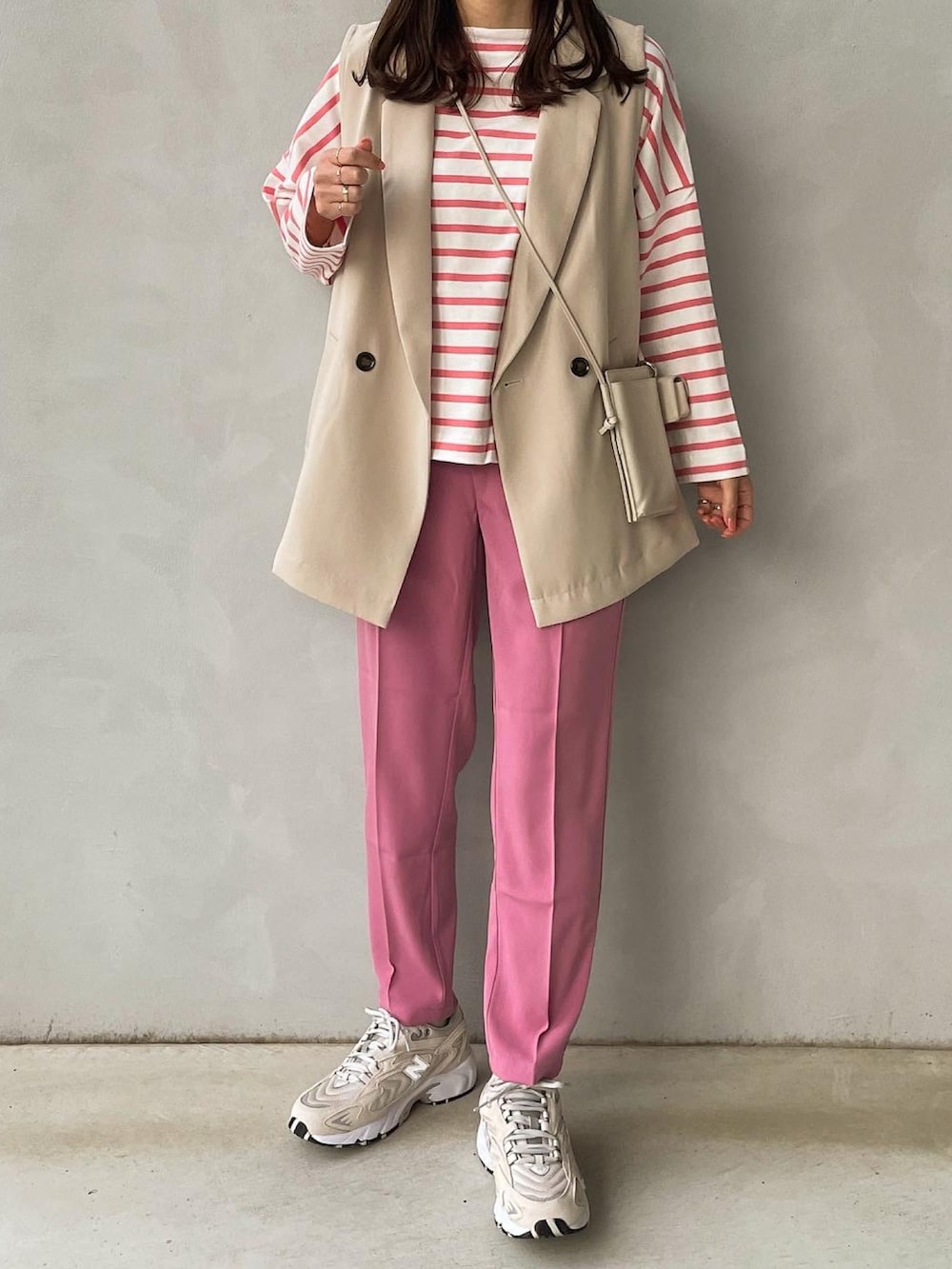 ホワイト系のベスト、ピンク系のTシャツ/カットソー、ピンク系のその他パンツを着用したレディースの春コーディネートの2枚目の写真