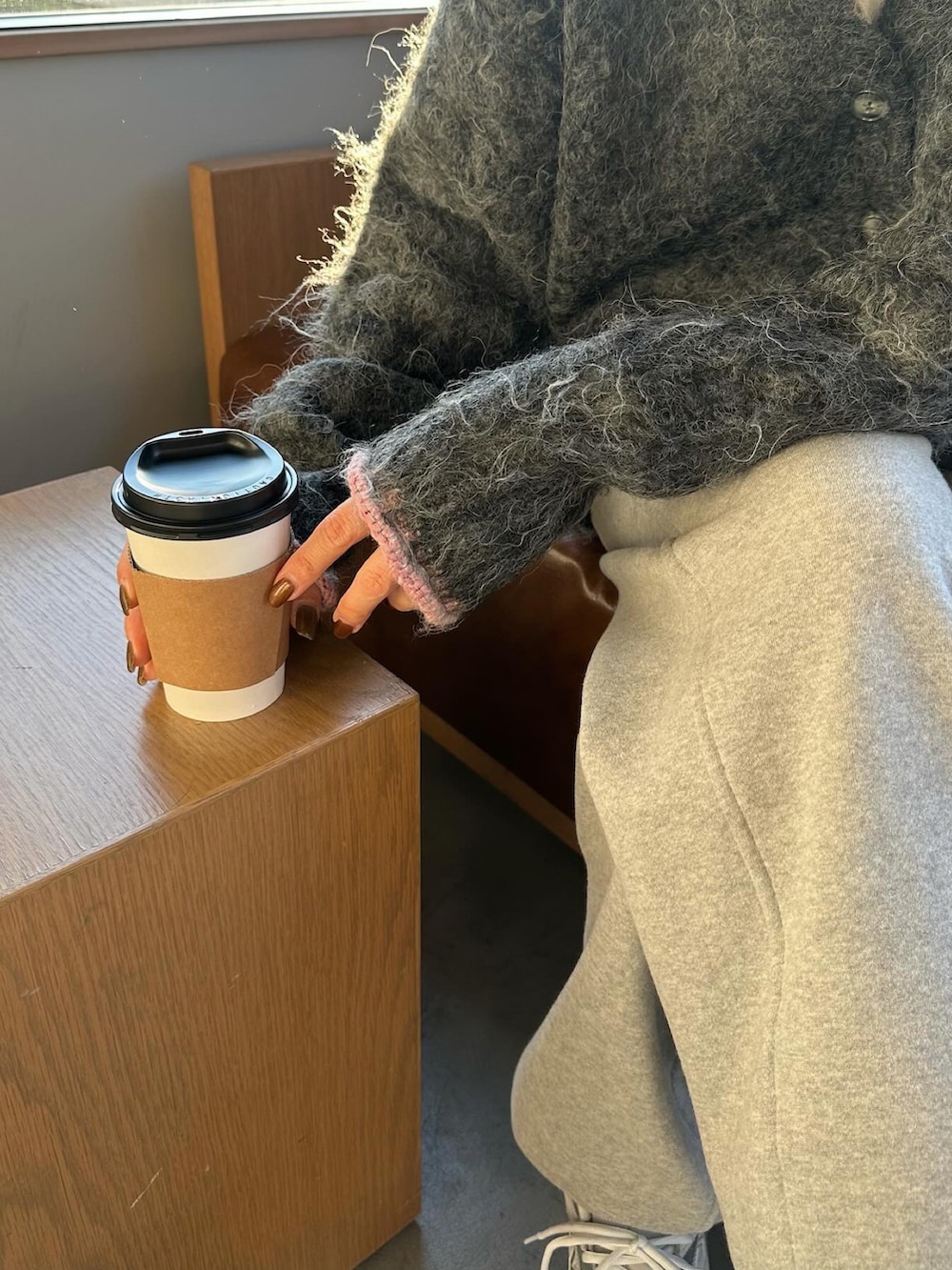 ブラック系のカーディガン/ボレロ、ホワイト系のスニーカー、ブラック系のニットキャップ/ビーニーを着用したレディースの秋コーディネートの4枚目の写真