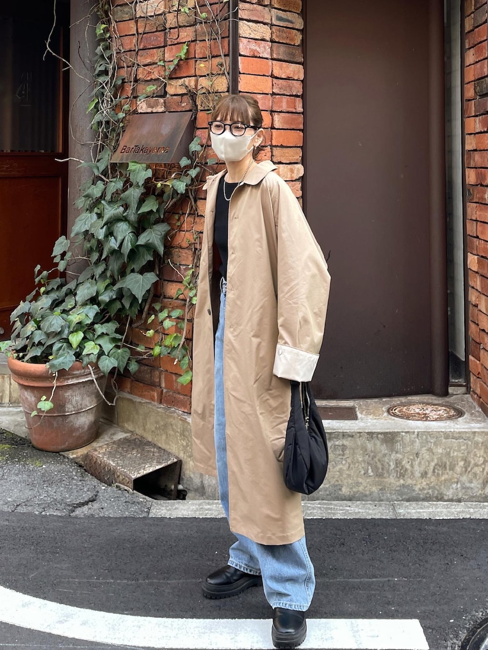 「大人カジュアル、春服コーデ、春アウター、トレンチコート、ステンカラーコート、デニムコーデ、デニムパンツ、春、春コーデ、メガネ女子、オーバーサイズ、カジュアル、低身長コーデ、PR」｜「KBFのステンカラーBIGBIGコート（ステンカラーコート、ベージュ系）」を使った、maamin♡さん（レディース・156cm）の冬コーディネートの2枚目の写真