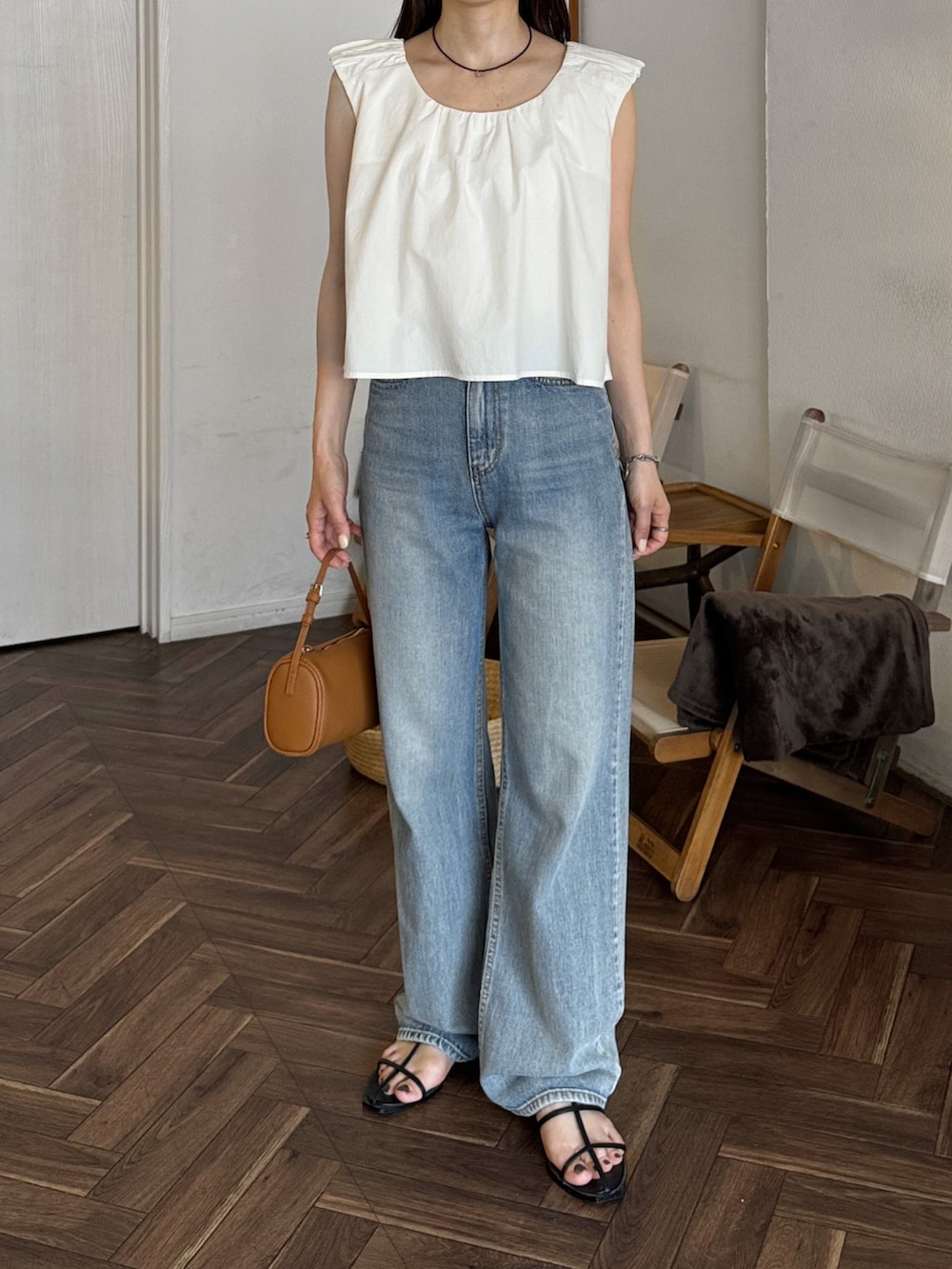 ホワイト系のシャツ/ブラウス、ブルー系のデニムパンツを着用したレディースの夏コーディネートの3枚目の写真