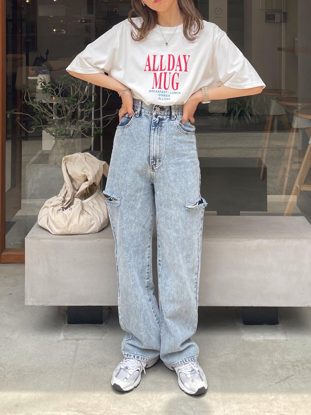 ホワイト系のTシャツ/カットソー、ブルー系のデニムパンツ、ブラック系のバックパック/リュックを着用したレディースの夏コーディネートの2枚目の写真