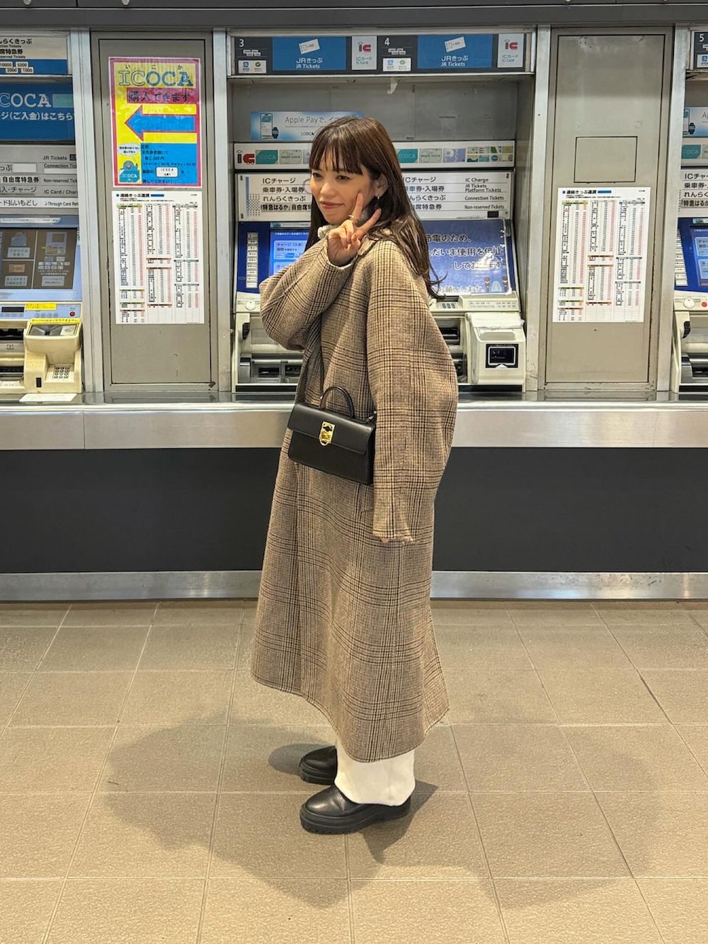 ベージュ系のその他アウター、ホワイト系のその他パンツ、ブラック系のショルダーバッグを着用したレディースの冬コーディネートの2枚目の写真