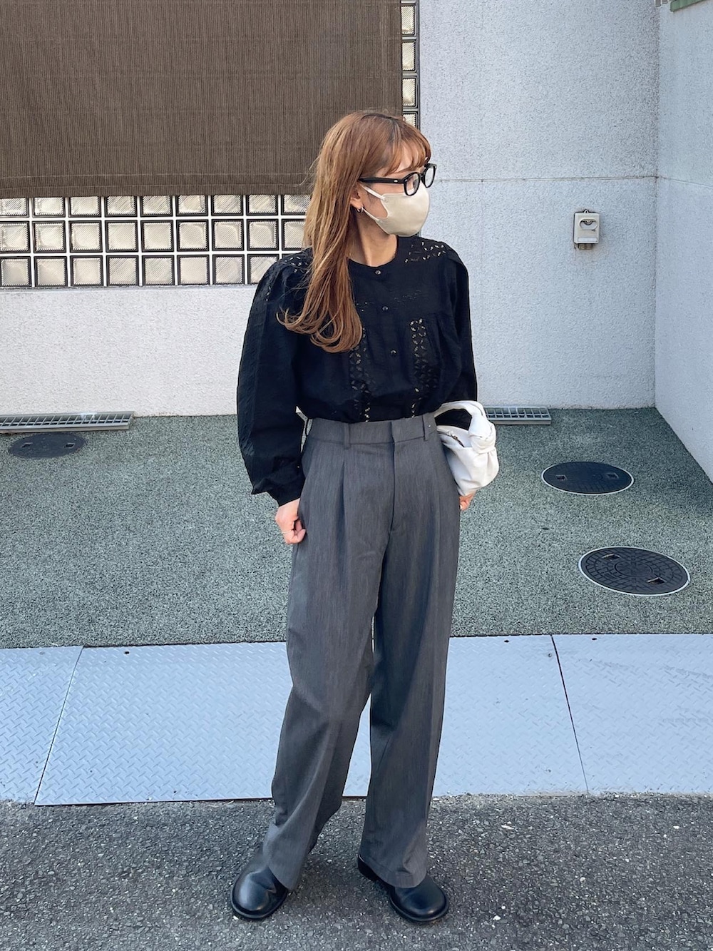 「パンツスタイル、休日スタイル、休日コーデ、オトナカワイイ、ブラウス、ブラック、レースブラウス、ワイドパンツ、モノトーンコーデ、シンプルスタイル、メガネ女子、PR」｜「URBAN RESEARCH Sonny Labelのバンドカラーコットンレーススリーブシャツ（シャツ/ブラウス、ブラック系）」を使った、maamin♡さん（レディース・156cm）の秋コーディネートの2枚目の写真