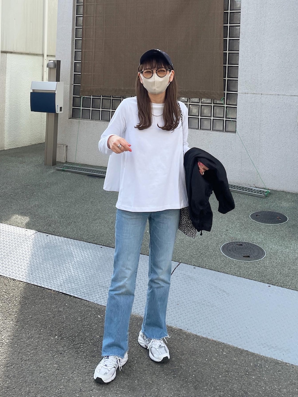 ホワイト系のTシャツ/カットソー、ブルー系のデニムパンツ、ブルー系のキャップを着用したレディースの春コーディネートの4枚目の写真