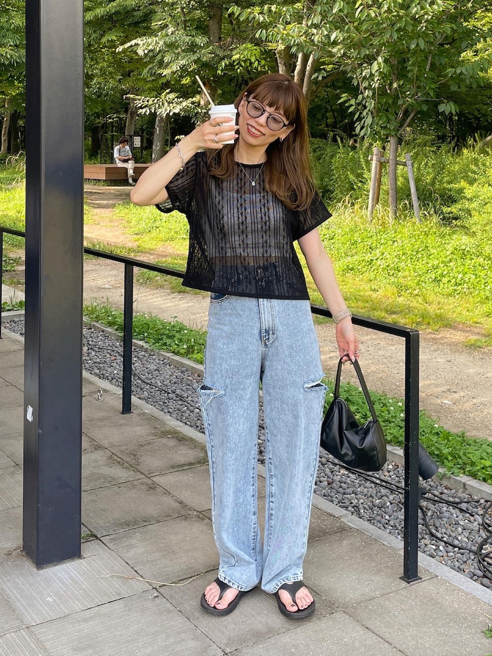 ブラック系のTシャツ/カットソー、ブルー系のデニムパンツを着用したレディースの夏コーディネートの4枚目の写真
