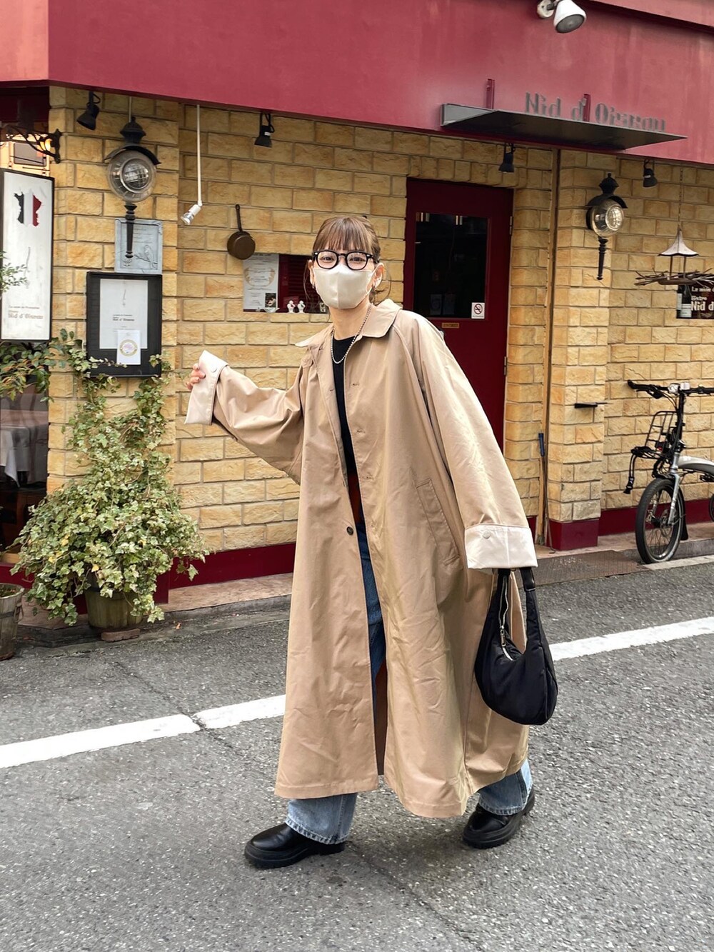 「大人カジュアル、春服コーデ、春アウター、トレンチコート、ステンカラーコート、デニムコーデ、デニムパンツ、春、春コーデ、メガネ女子、オーバーサイズ、カジュアル、低身長コーデ、PR」｜「KBFのステンカラーBIGBIGコート（ステンカラーコート、ベージュ系）」を使った、maamin♡さん（レディース・156cm）の冬コーディネートの3枚目の写真