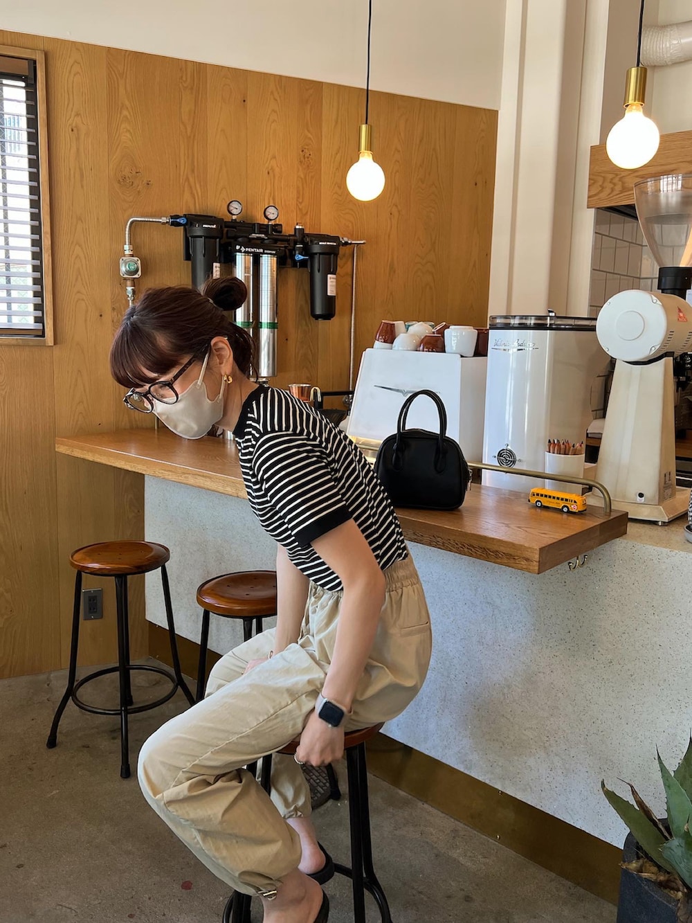 ブラック系のTシャツ/カットソー、ピンク系のカーゴパンツ、ブラック系のサンダルを着用したレディースの夏コーディネートの5枚目の写真