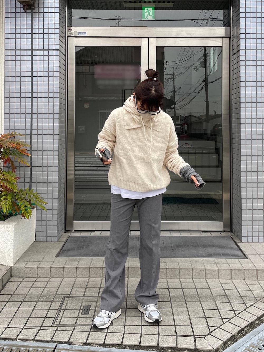 ホワイト系のニット/セーターを着用したレディースの冬コーディネートの3枚目の写真