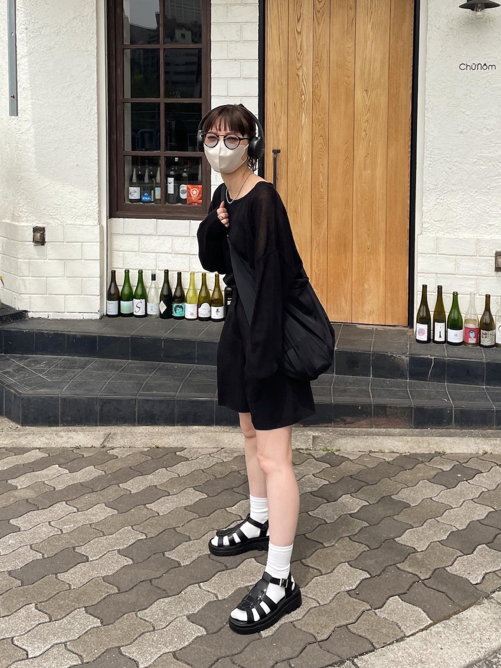ブラック系のニット/セーター、ブラック系のその他パンツ、ブラック系のショルダーバッグを着用したレディースの春コーディネートの4枚目の写真