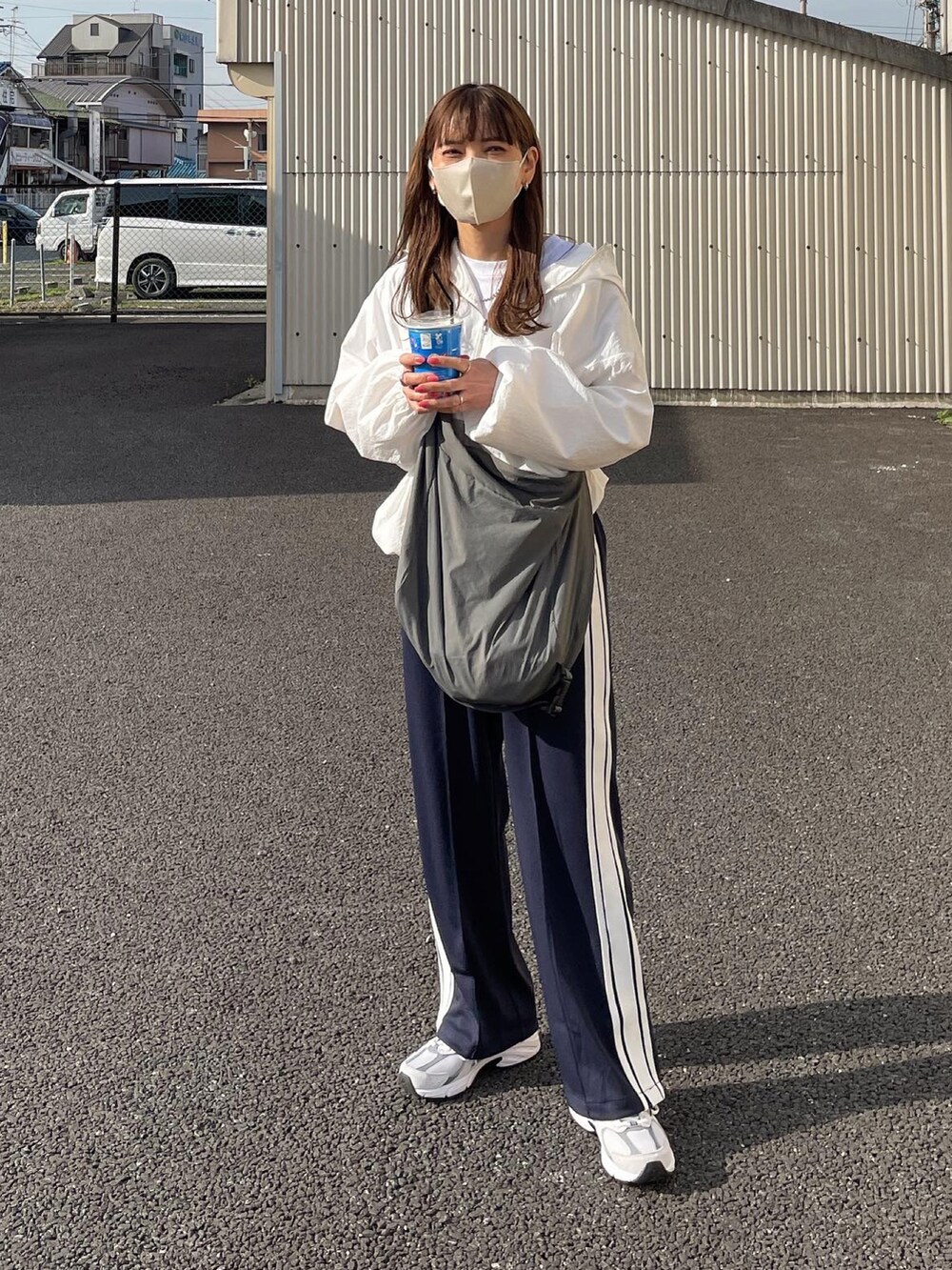 「アノラックパーカー、マウンテンパーカー、春コーデ、春服コーデ、ジャージ、大人カジュアル、シンプルスタイル、メンズライク、着回しコーデ、骨格ウェーブ、ゆったりコーデ、いまどきジャケット写真、ニューバランス、New Balance」｜「LE MOREのアノラックパーカー（ナイロンジャケット、ホワイト系）」を使った、maamin♡さん（レディース・156cm）の春コーディネートの2枚目の写真