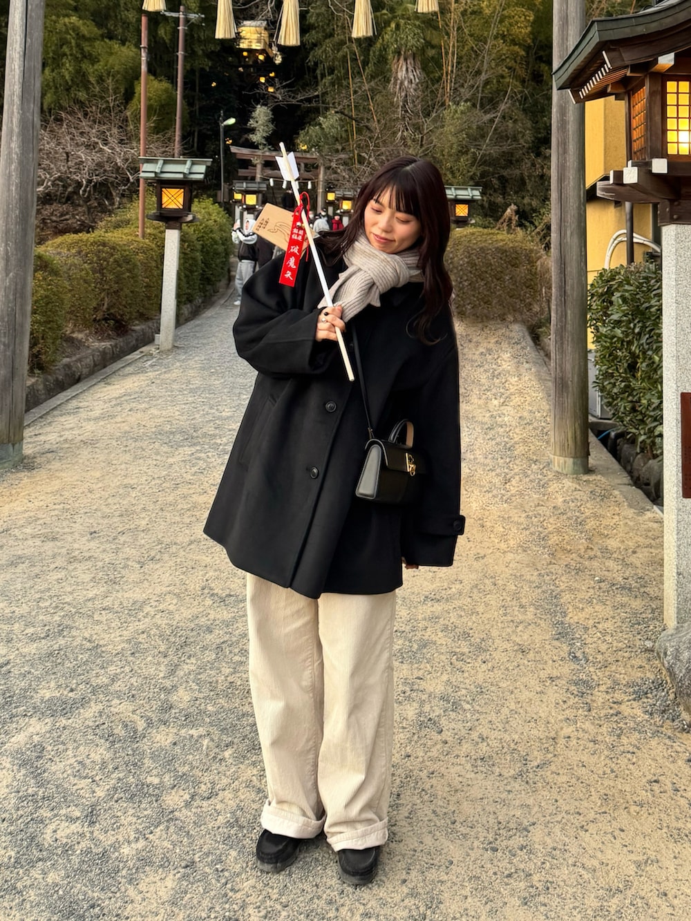 「プチプラ、冬アウター、大人かわいい、あったかコーデ、コーデュロイパンツ、大人コーデ、低身長、低身長コーデ、骨格ウェーブ、ステンカラーコート、アウターコーデ、アウター、マフラー、モノトーン」｜「FREAK'S STOREのビーバー ステンカラーショートコート/ミドルコート（ステンカラーコート、ブラック系）」を使った、maamin♡さん（レディース・156cm）の冬コーディネートの2枚目の写真