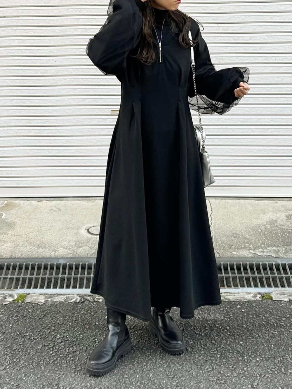 ブラック系のワンピースを着用したレディースの冬コーディネートの3枚目の写真