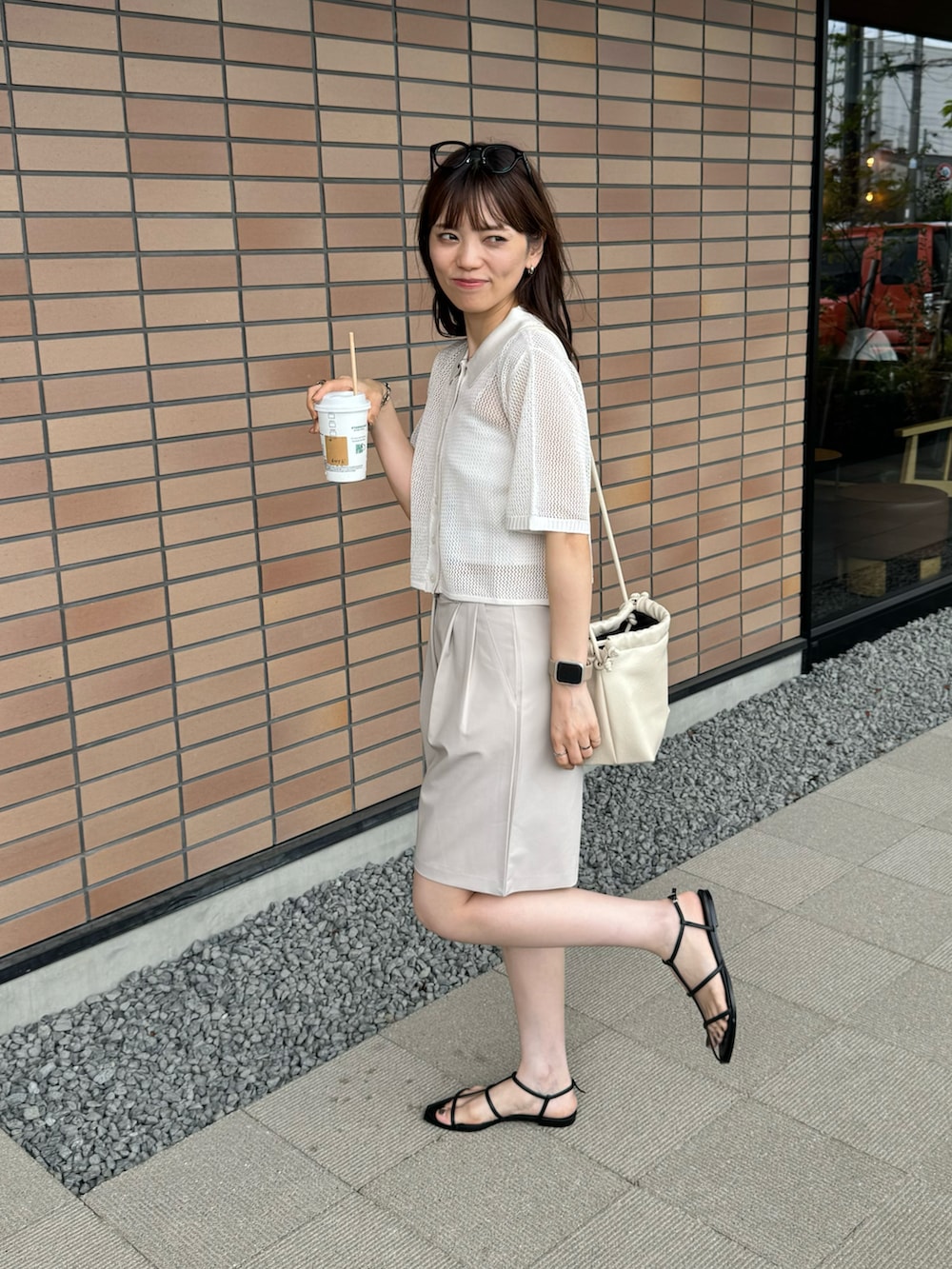 ホワイト系のカーディガン/ボレロ、ホワイト系のショルダーバッグ、ベージュ系のその他パンツを着用したレディースの夏コーディネートの3枚目の写真