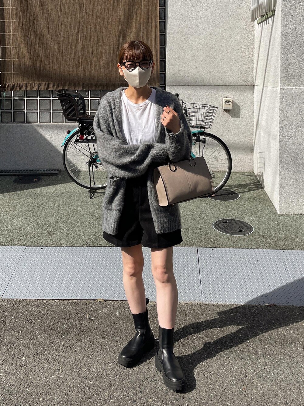 ブラック系のその他パンツ、グレー系のカーディガン/ボレロ、ベージュ系のショルダーバッグを着用したレディースの秋コーディネートの4枚目の写真