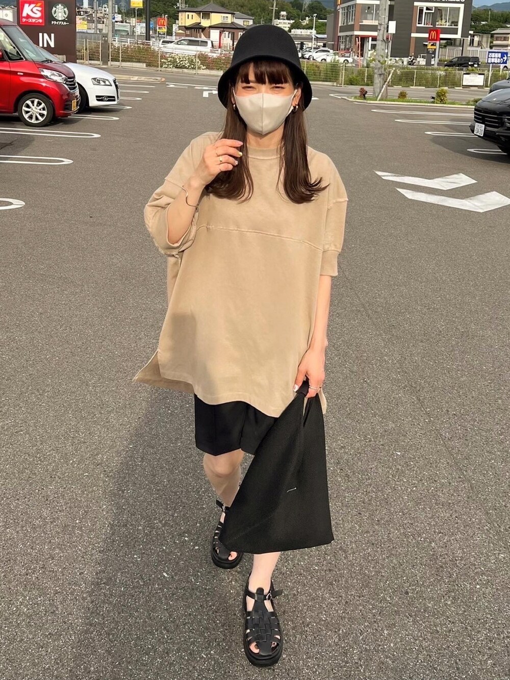 グリーン系のTシャツ/カットソー、ブラック系のその他パンツ、ブラック系のハンドバッグを着用したレディースの夏コーディネートの5枚目の写真