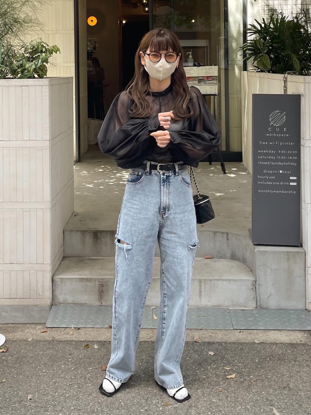 ブラック系のシャツ/ブラウス、ブルー系のデニムパンツ、ブラック系のショルダーバッグを着用したレディースの春コーディネートの4枚目の写真