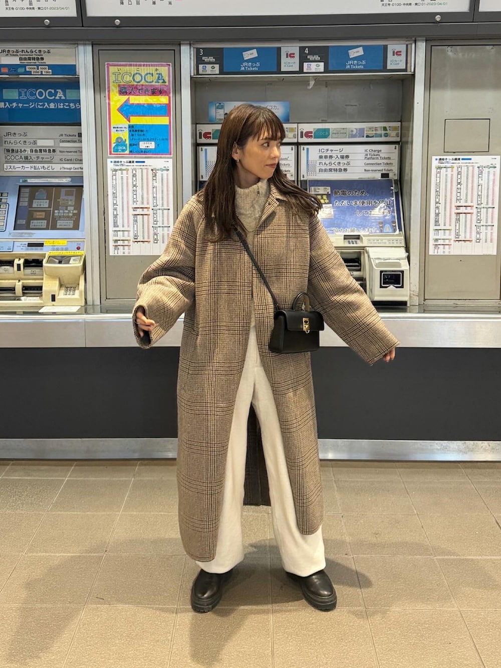 ベージュ系のその他アウター、ホワイト系のその他パンツ、ブラック系のショルダーバッグを着用したレディースの冬コーディネートの3枚目の写真