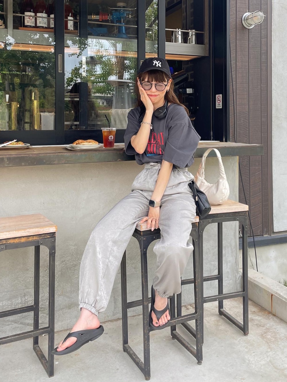 グレー系のTシャツ/カットソー、グレー系のその他パンツ、ブラック系のショルダーバッグを着用したレディースの夏コーディネートの2枚目の写真