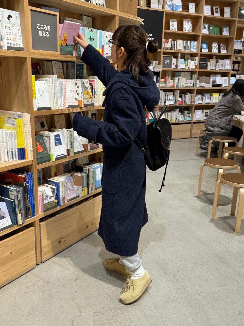 ブルー系のダッフルコート、ブルー系のニット/セーター、ベージュ系のモカシン/デッキシューズを着用したレディースの冬コーディネートの2枚目の写真