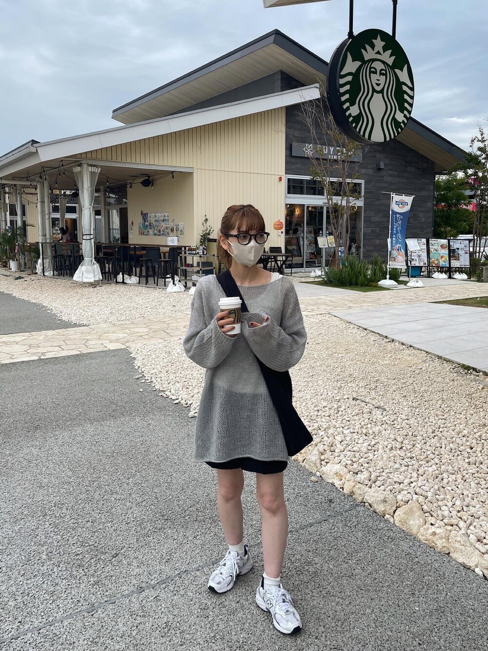 グレー系のニット/セーター、ブラック系のその他パンツ、ブラック系のショルダーバッグを着用したレディースの秋コーディネートの5枚目の写真