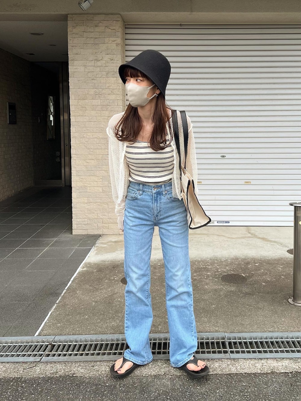 ホワイト系のトートバッグ、ホワイト系のTシャツ/カットソー、ホワイト系のTシャツ/カットソーを着用したレディースの夏コーディネートの2枚目の写真