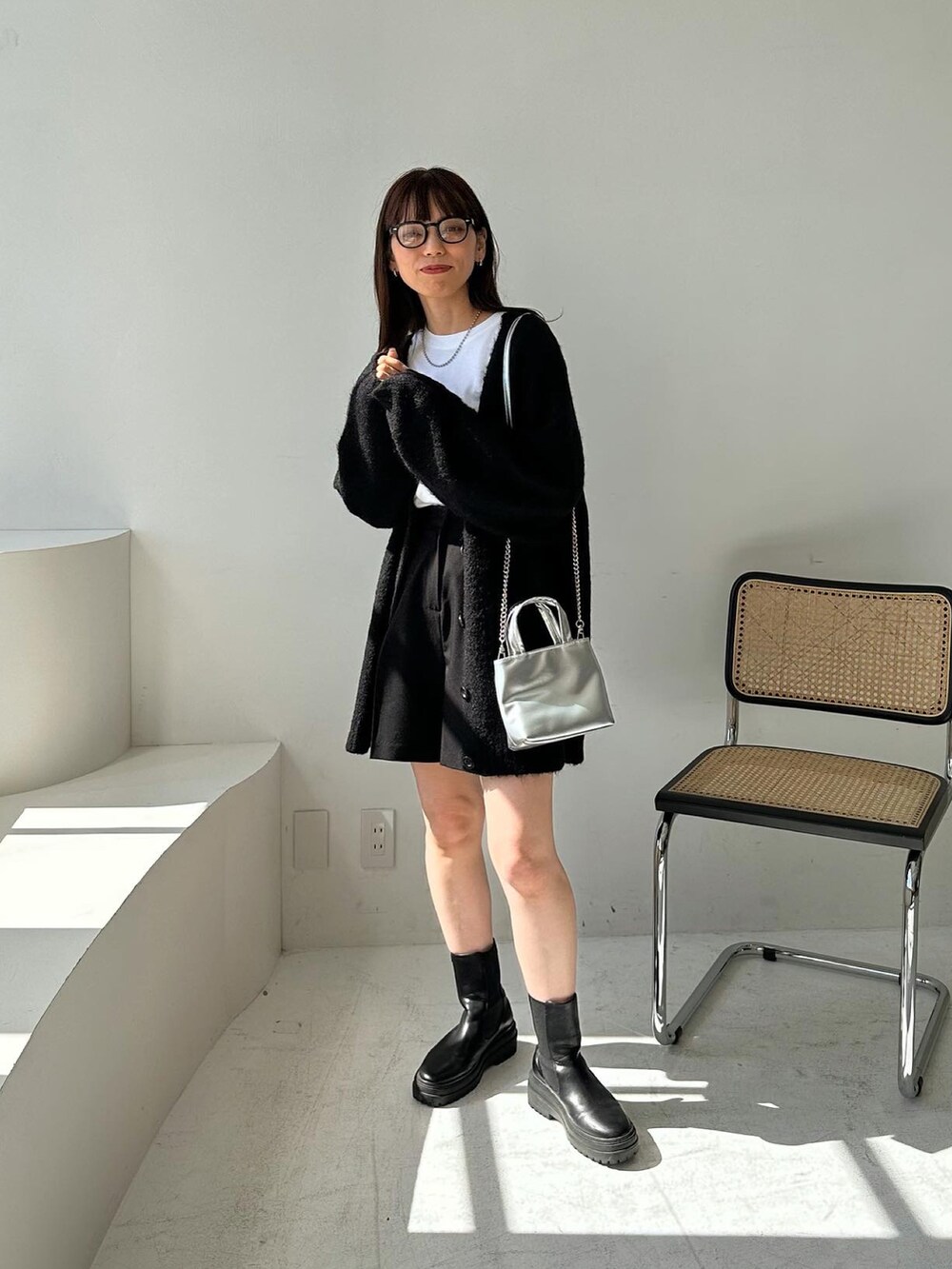 ブラック系のカーディガン/ボレロ、ブラック系のその他パンツを着用したレディースの秋コーディネートの3枚目の写真