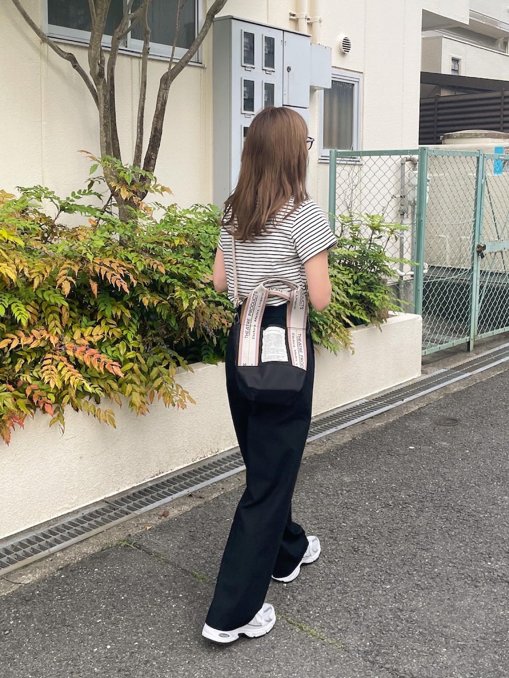 ホワイト系のTシャツ/カットソー、ブラック系のショルダーバッグを着用したレディースの夏コーディネートの3枚目の写真