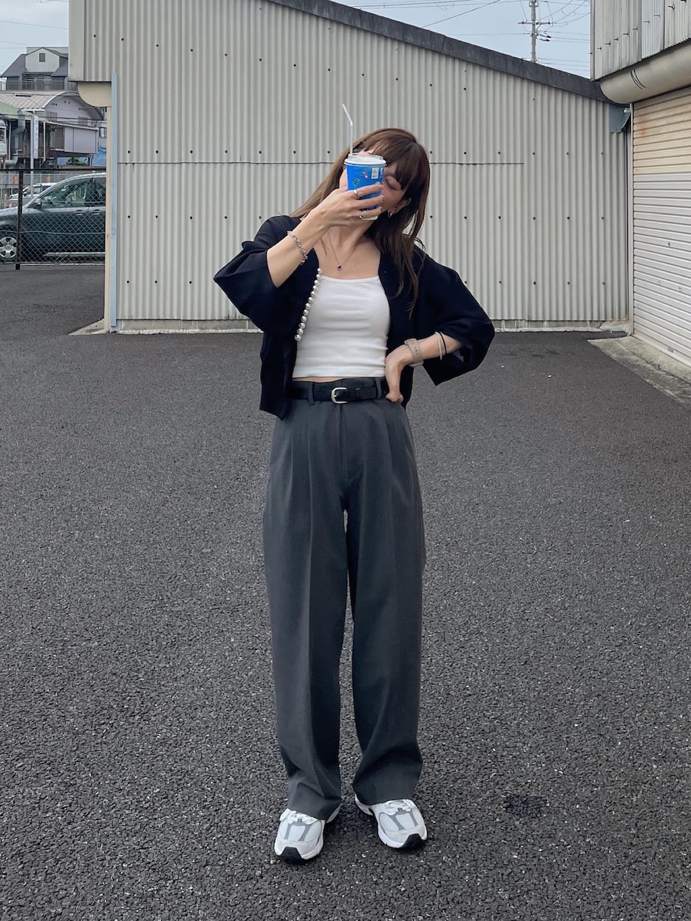 ブラック系のカーディガン/ボレロ、ホワイト系のスニーカー、シルバー系のブレスレットを着用したレディースの夏コーディネートの3枚目の写真