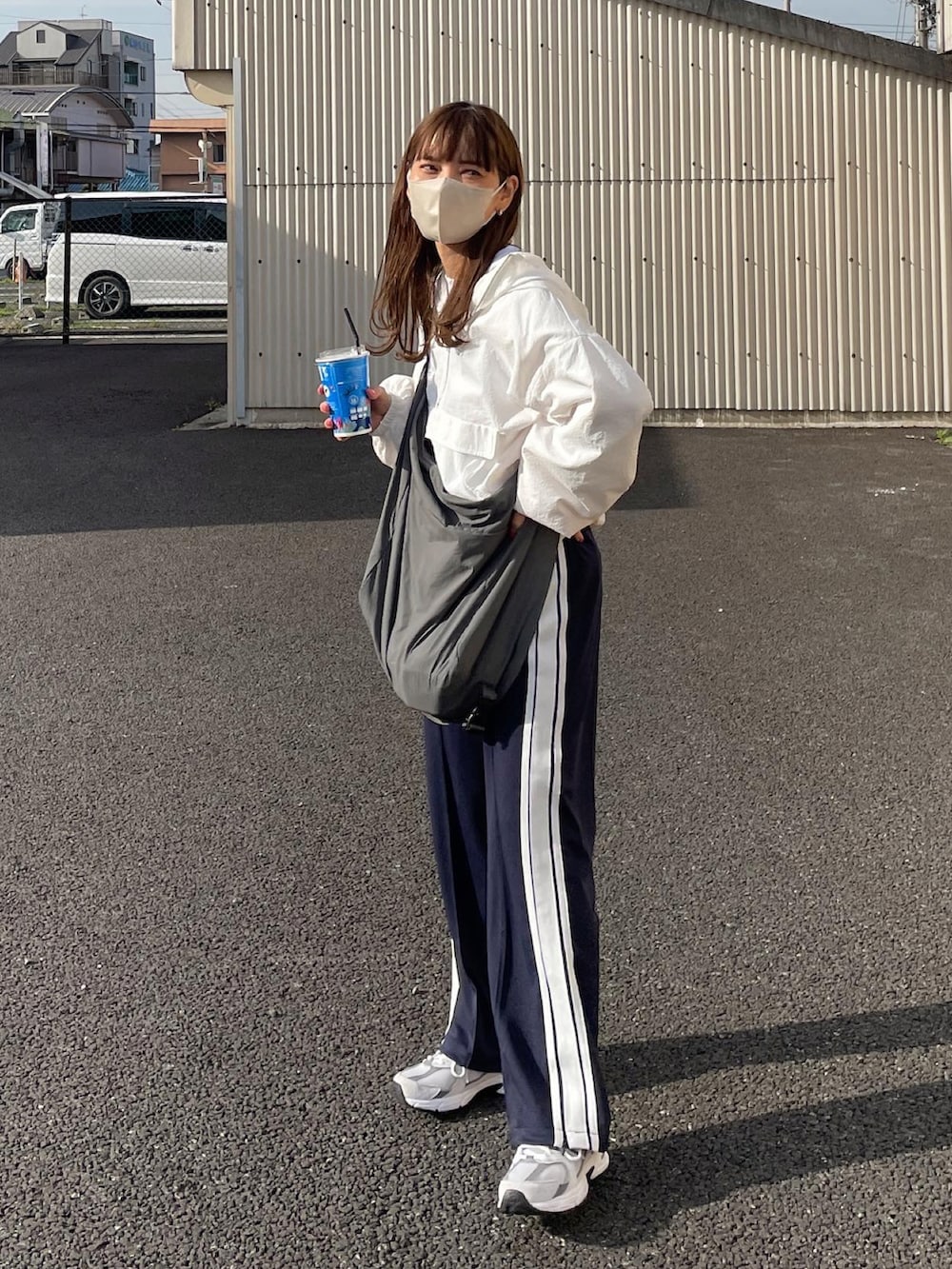 「アノラックパーカー、マウンテンパーカー、春コーデ、春服コーデ、ジャージ、大人カジュアル、シンプルスタイル、メンズライク、着回しコーデ、骨格ウェーブ、ゆったりコーデ、いまどきジャケット写真、ニューバランス、New Balance」｜「LE MOREのアノラックパーカー（ナイロンジャケット、ホワイト系）」を使った、maamin♡さん（レディース・156cm）の春コーディネートの5枚目の写真